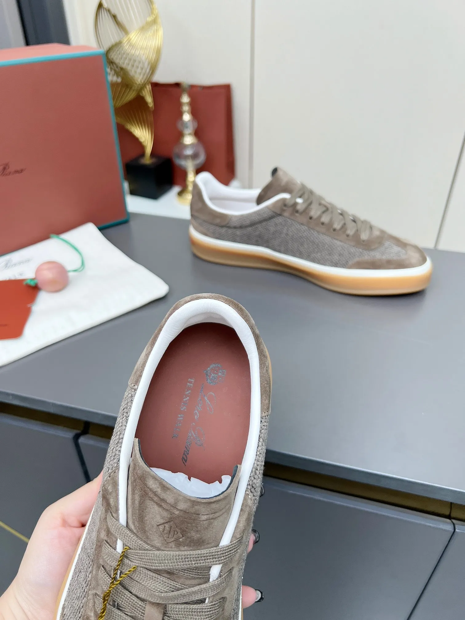 Men's shoes 💰600 purchasing agent, high version 🦅⛳️ Italy [Loro Piana] Tennis walk series LP couple's moral training shoes casual sports shoes sneakers 🎁🎁 Original purchase development and production This new suede tennis shoe adopts an ultra-low design, suitable for wearing all year round 👫👫 The wrapped sole creates an effortlessly attractive color combination that harmoniously blends functionality with understated style, making it the ideal shoe for urban wear. Soft calfskin tongue with Kummel color insert at the heel, cotton lace upper with embossed LP logo, cowhide suede sole, rubber-lined calfskin ✦ Upper: special linen ➕ eco-friendly cowhide ✦ lining: cowhide lining ➕ cowhide insole ✦ sole: original molded TPR ultra-light outsole ✦ packaging: original complete package ✦Female size: 35--40 ✦Male size: 39--45